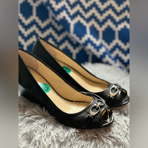 靴 Coach Peeptoe Logo Fabric Wedges (Black) Coach Peeptoe Logo Fabric Wedges (Black)